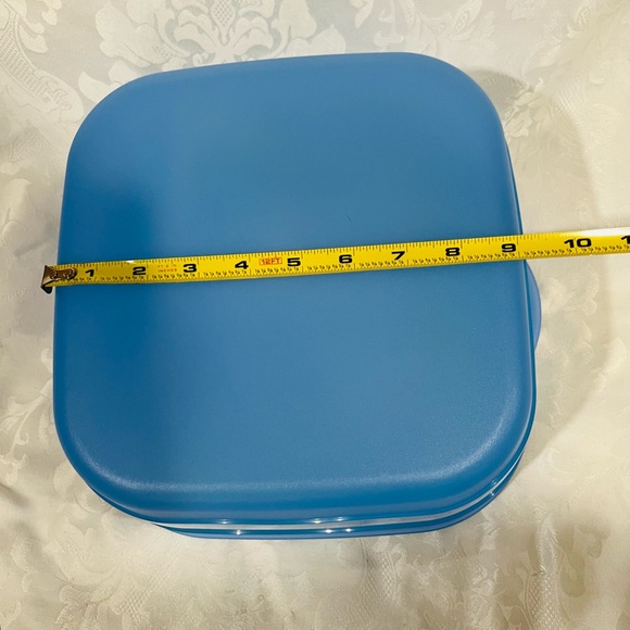 NEW (NIP) Tupperware Impressions Reversible Square Cake Taker with Green Handle - Picture 8 of 13